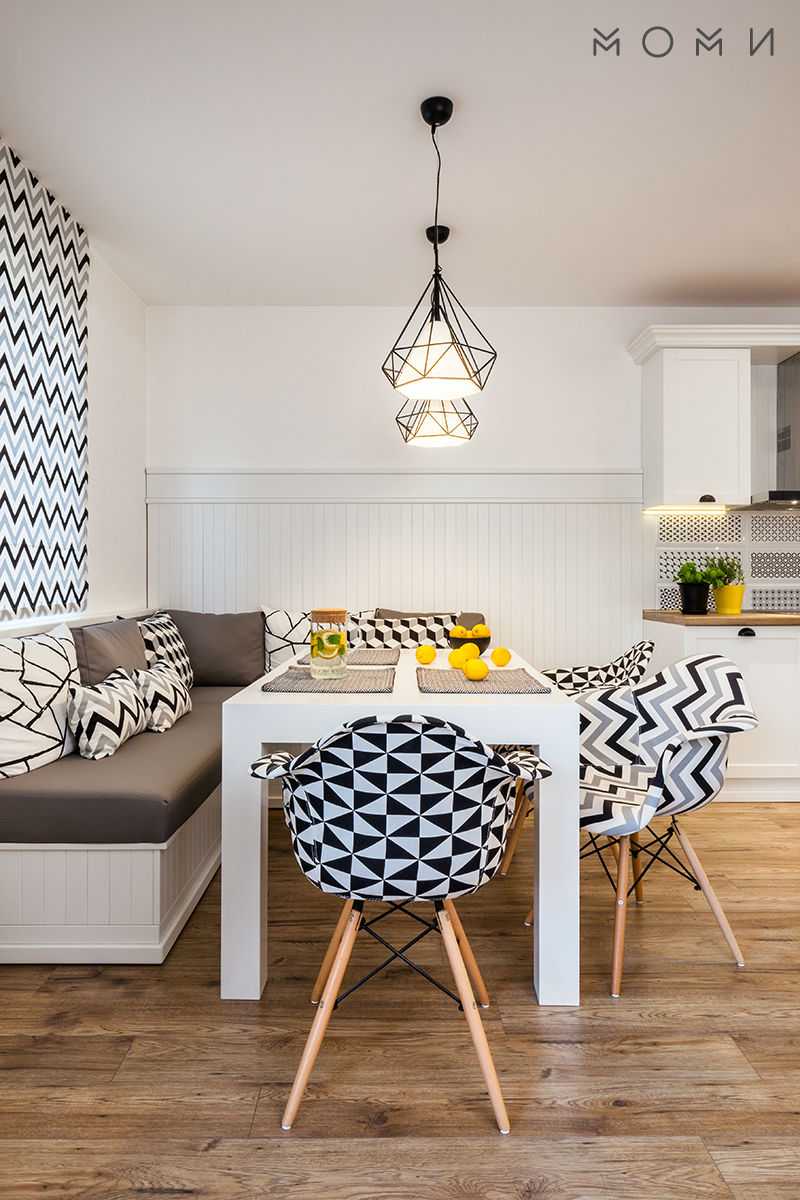 Кухненски диван, столове в черно и бяло, кът за хранене в кухнята