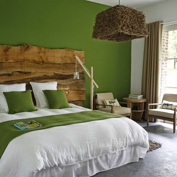 Зелена стена в комбинация с дървени мебели
