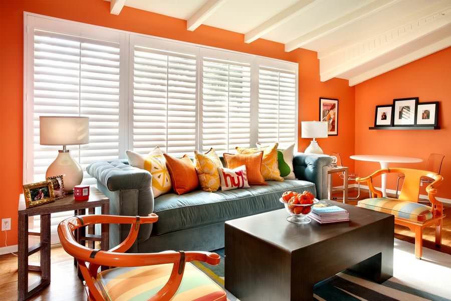 Обзавеждане на хола с оранжеви акценти в цветовете