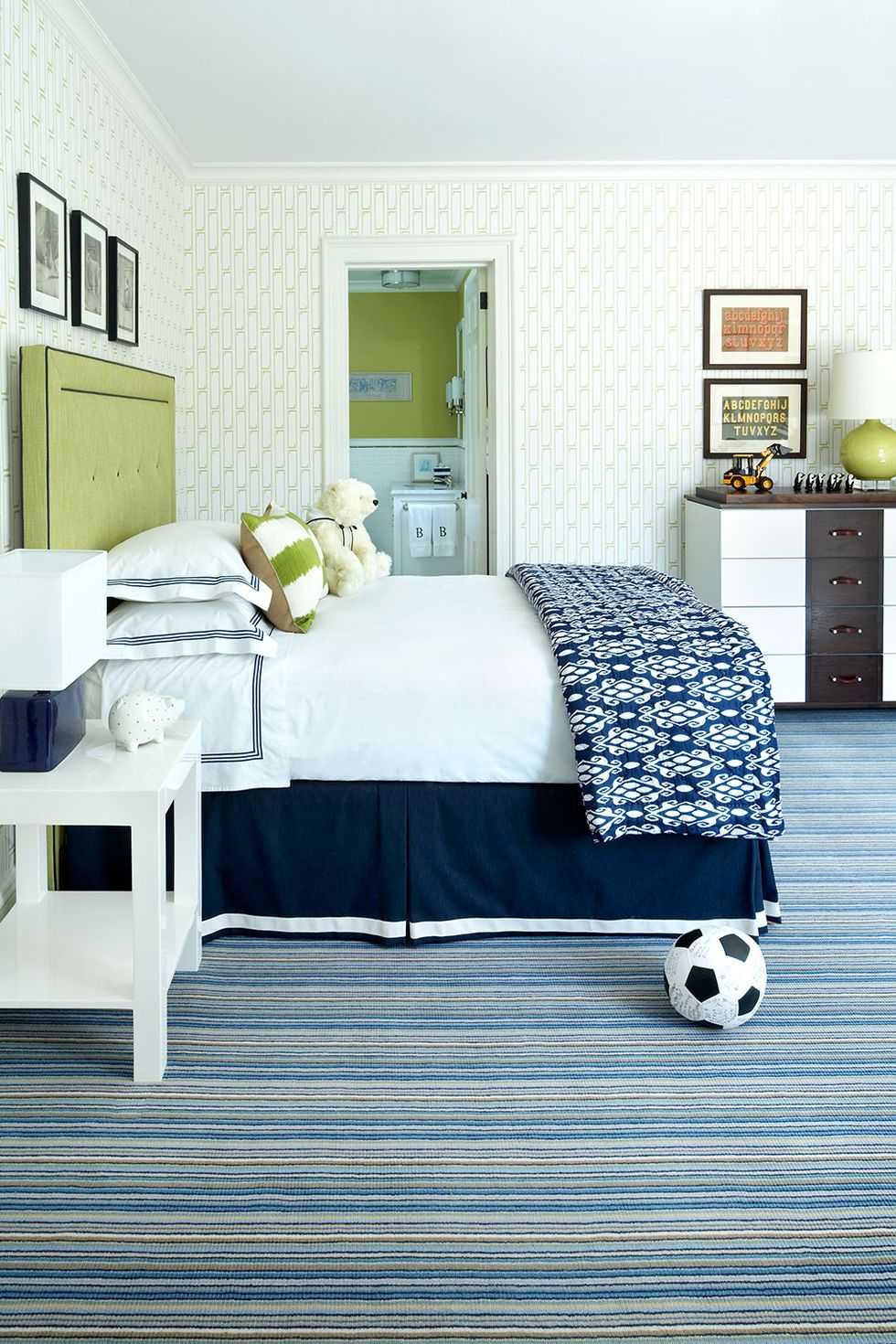 КОмбинация на син и зелен цвят в интериора и обзавеждането на спалнята