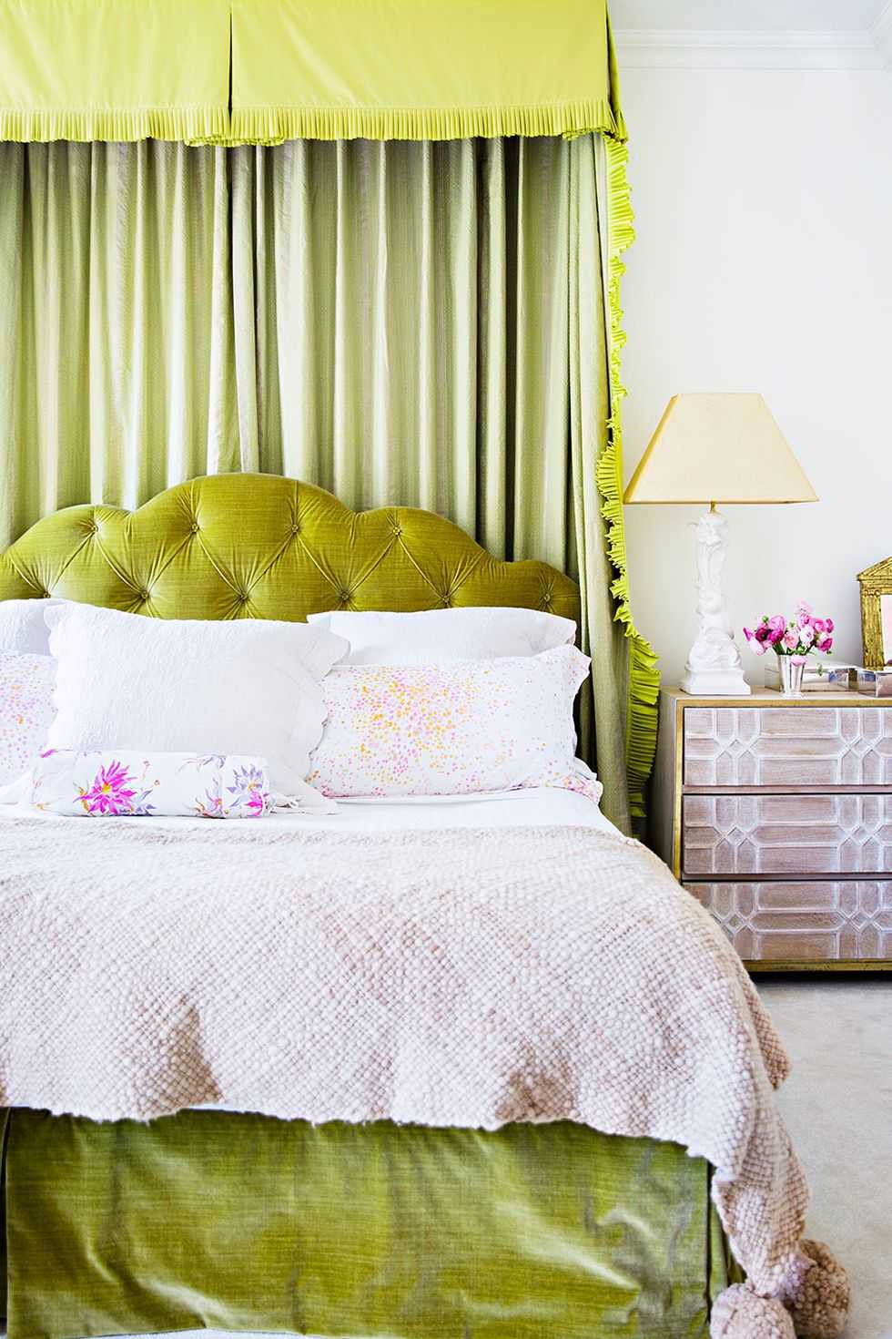 Спално легло в цвят зелено кадифе на тапицерията