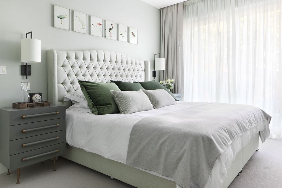 Идеи за обзавеждане на спалня - зелен цвят в аксесоарите и мебелите