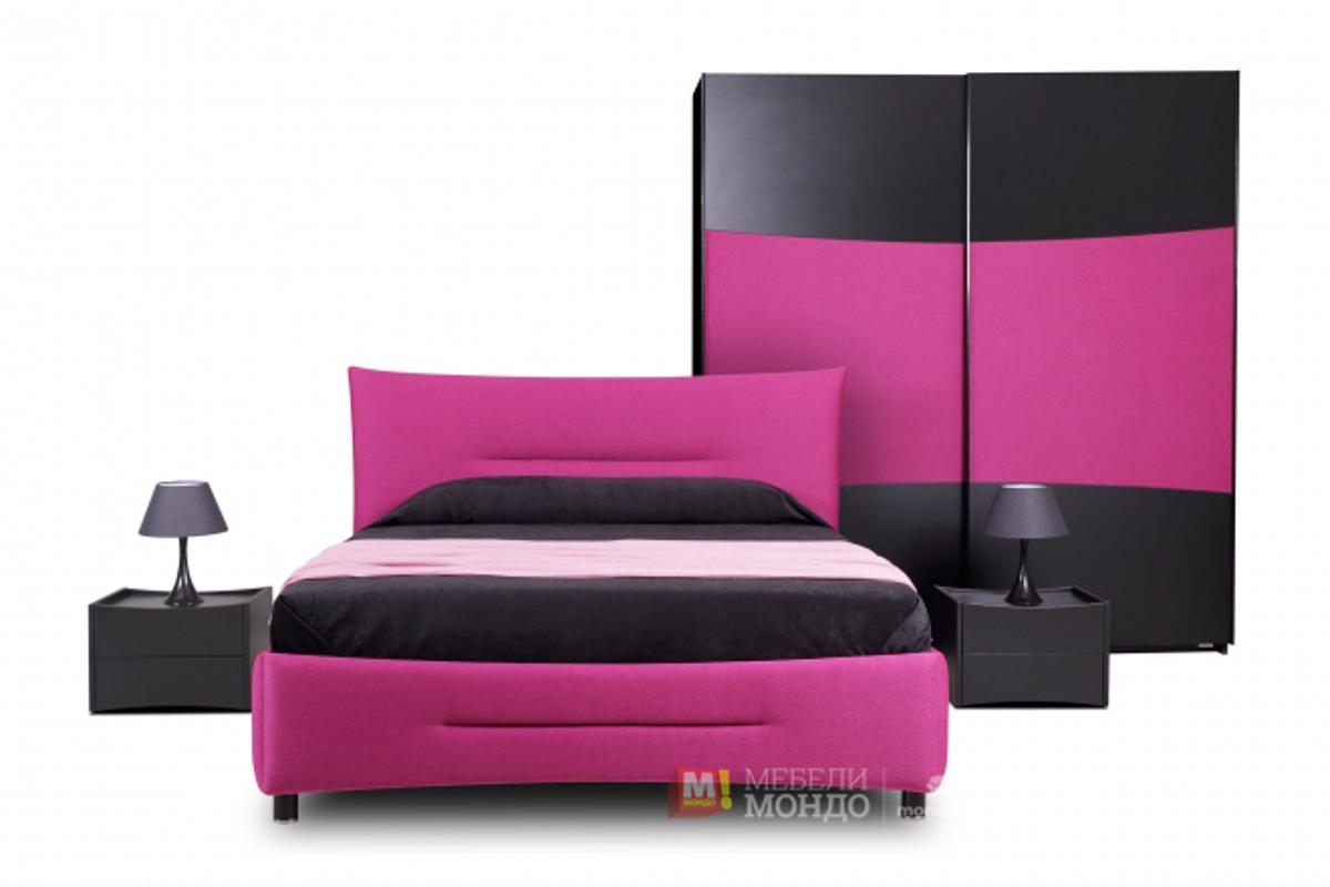 Тапицирана спалня в цвят розово с интересен дизайн 