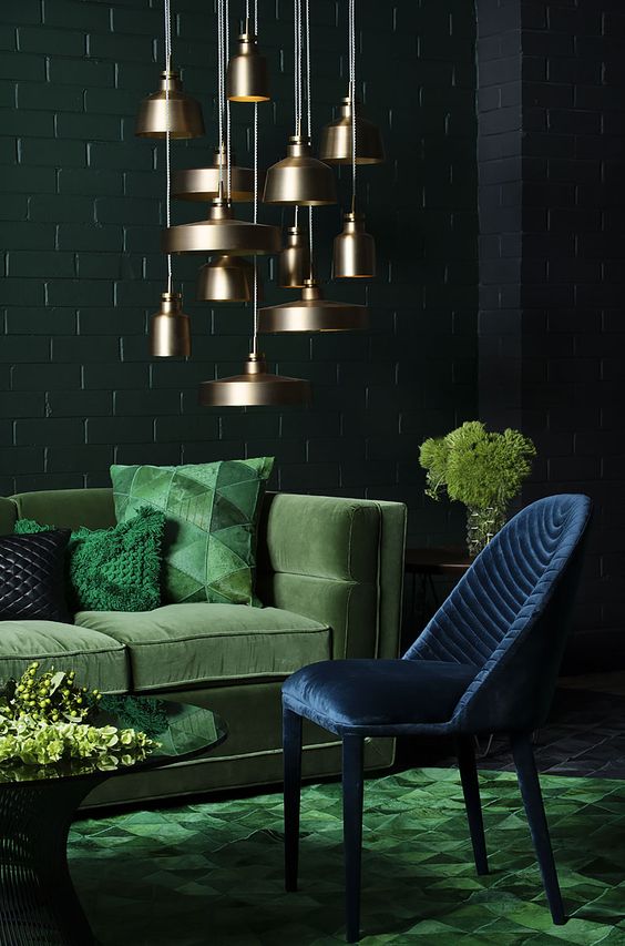 Метални лампи, зелени дивани, модерно обзавеждане - мебели Мондо