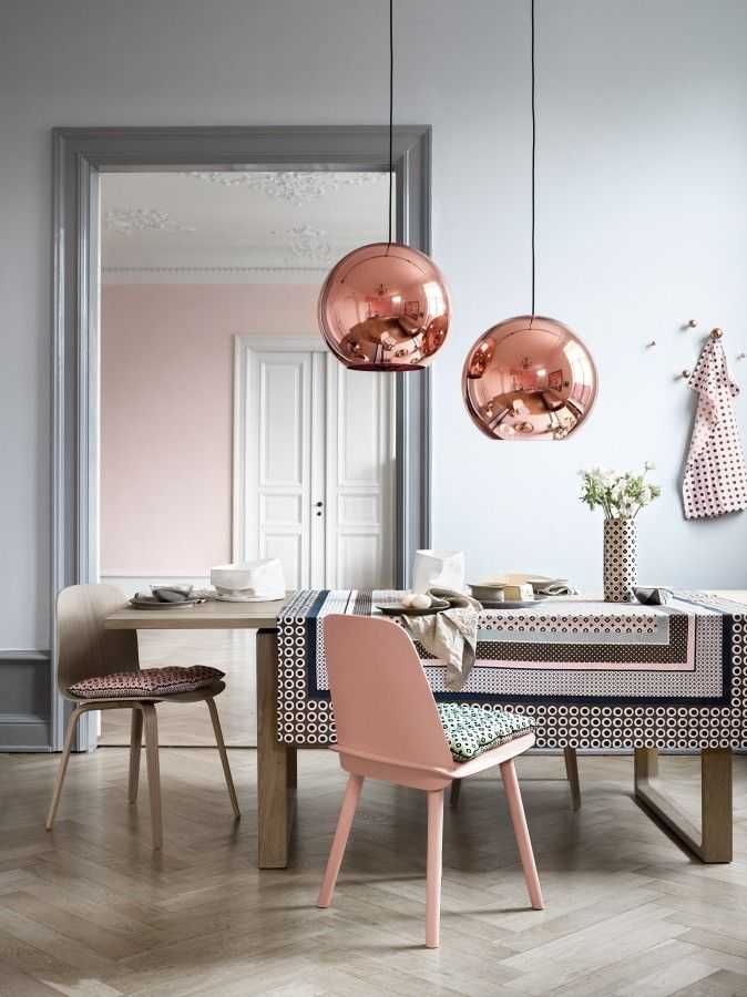 Метални лампи за таван и розово в хола - нов дизайн и интериор