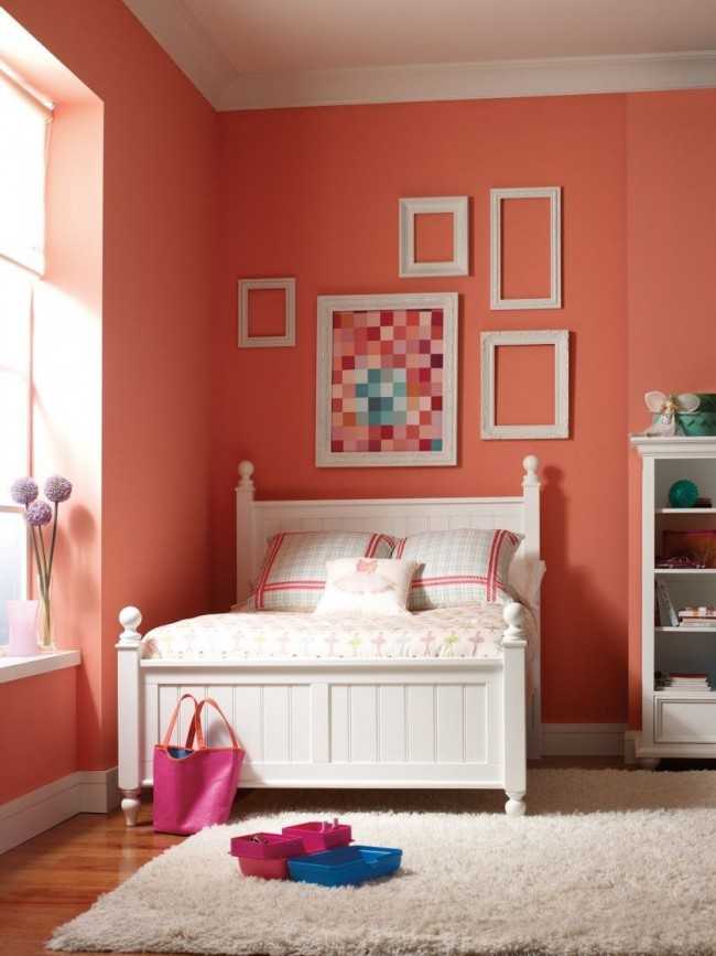 Розови стени в цвят корал и бели мебели - идеи за обзавеждане Pantone 2019