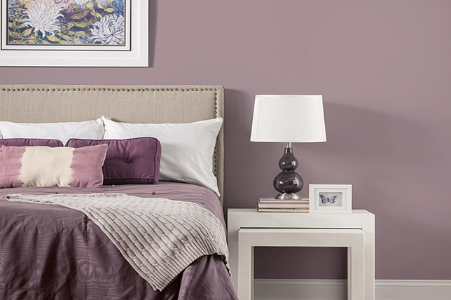 Дизайн на спалнята в лилаво