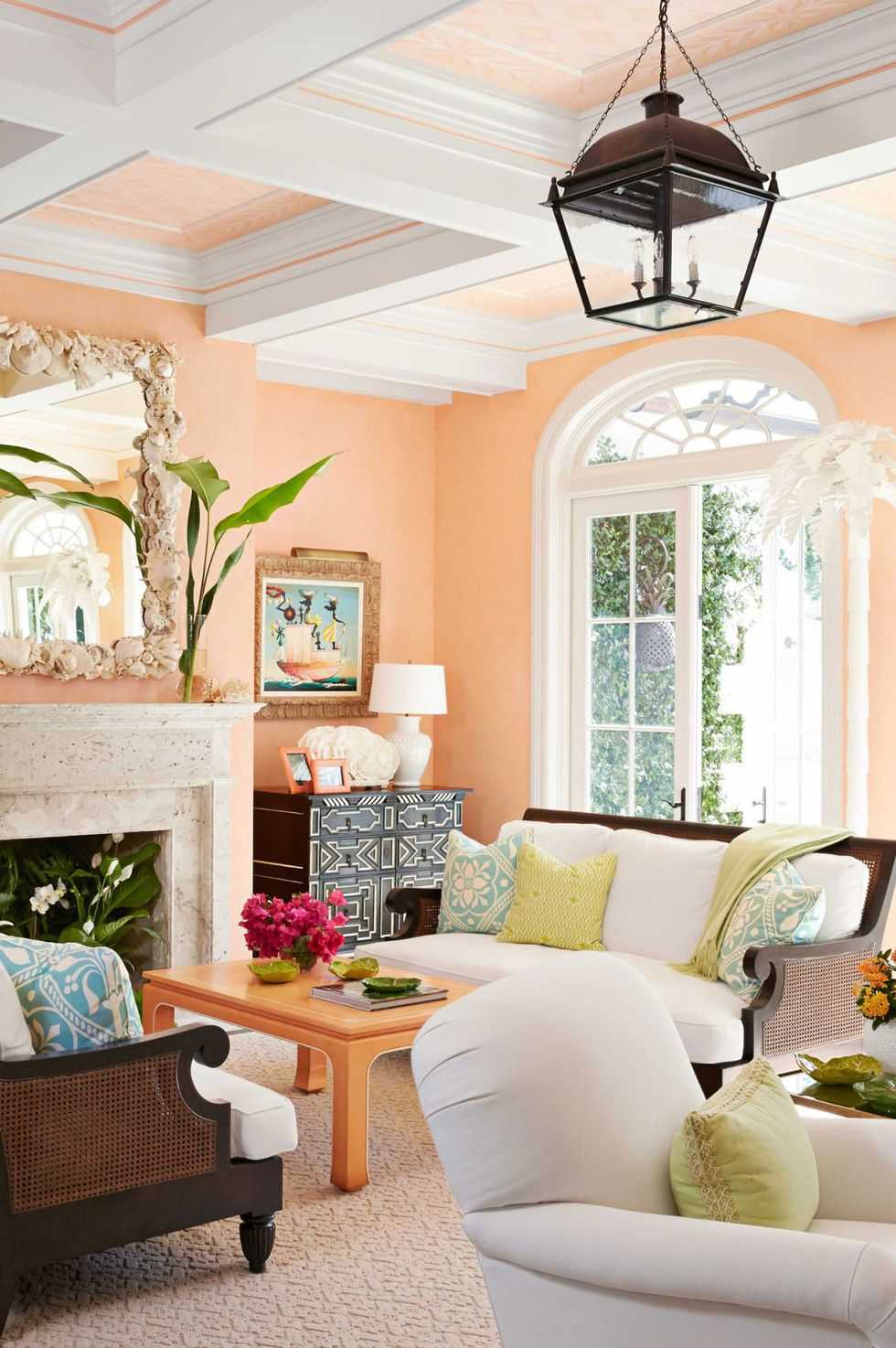 Модерни цветове в интериора на хола - прасковен цвят