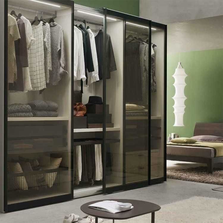 Модерен гардероб със стъклени врати 2021