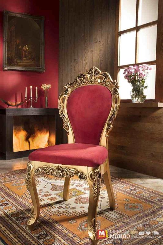 Turski stolove cherveni s ornamenti v zlatno