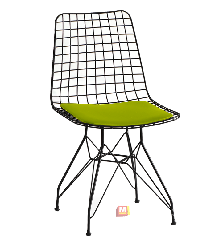 Cheren metalen stol s zelena sedalka za zavedenie i terasa