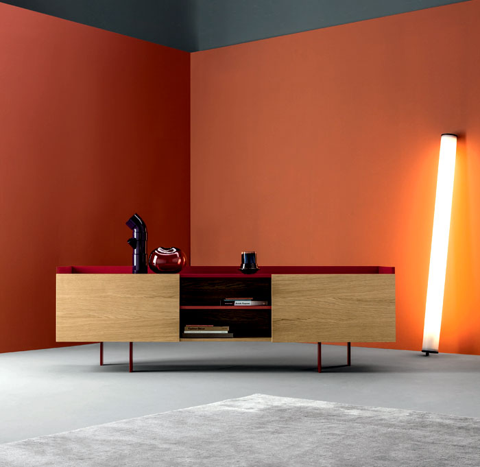 Семпли модерни мебели и оранжева стена вкъщи